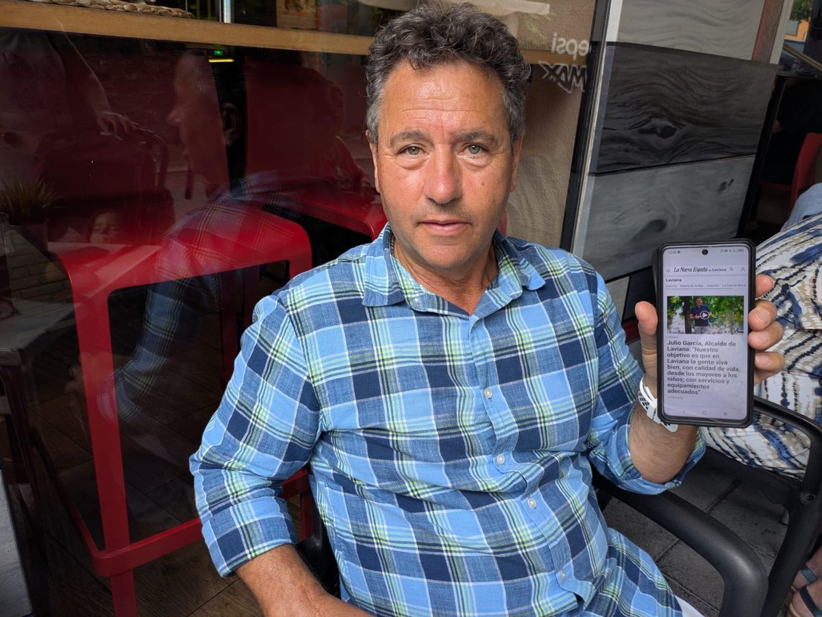 Jorge Suárez, con su teléfono