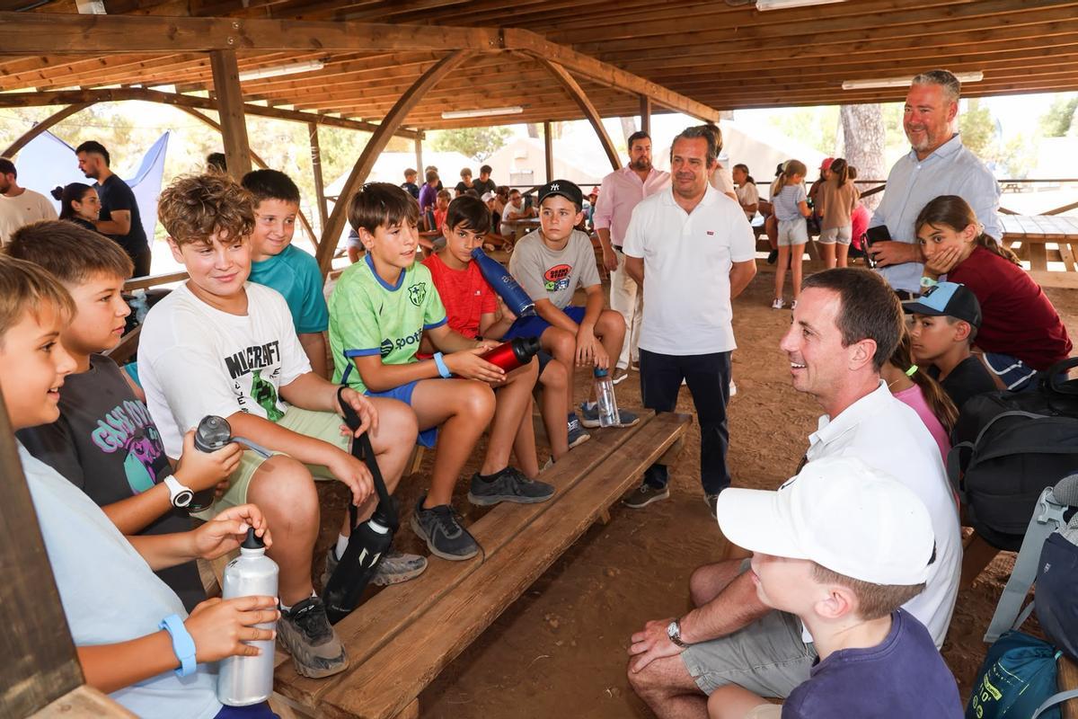 Otra imagen difundida por e Consell de la visita de las autoridades insulares al campamento.
