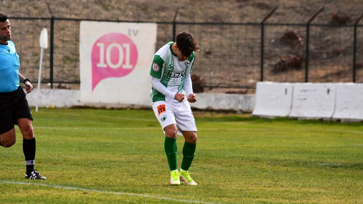 Álex Escardó celebra un gol mientras jugaba con el Antequera.