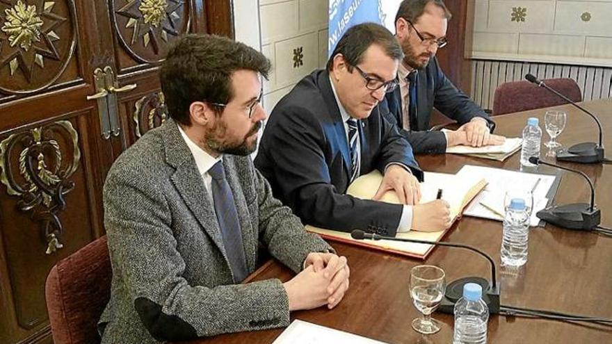 L&#039;alcalde de la Seu signa l&#039;actuació amb el conseller d&#039;Interior