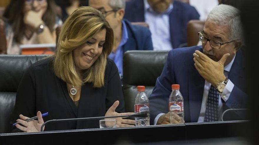 La presidenta andaluza, Susana Díaz, y el vicepresidente Manuel Jiménez Barrios, en sus escaños en la sesión de control al ejecutivo este mediodía en el Parlamento de Andalucía en Sevilla.