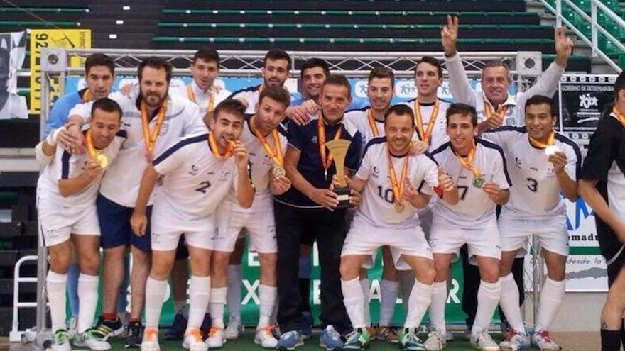 El equipo malagueño, en el podio del Nacional, que se celebró ayer en Cáceres.