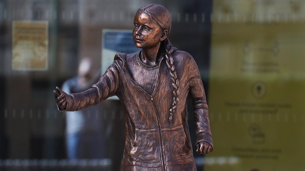30 March 2021  United Kingdom  Winchester  The statue of Swedish climate change activist Greta Thunberg can be seen outside the University of Winchester s West Down Centre  Photo  Andrew Matthews PA Wire dpa  30 03 2021 ONLY FOR USE IN SPAIN