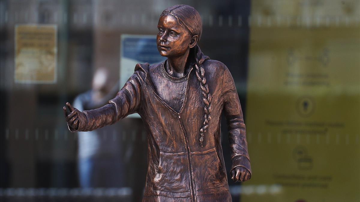 Estatua de la activista sueca Greta Thunberg, a las afueras de la Universidad de Winchester, en el Reino Unido. Estatua de la activista sueca Greta Thunberg, a las afueras de la Universidad de Winchester, en el Reino Unido.
