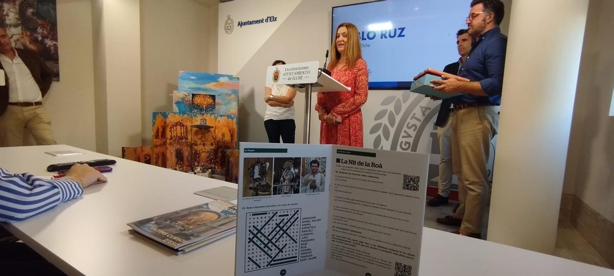 Un momento de la presentación del proyecto de difusión del Misteri y, en primer plano, uno de los cuadernos