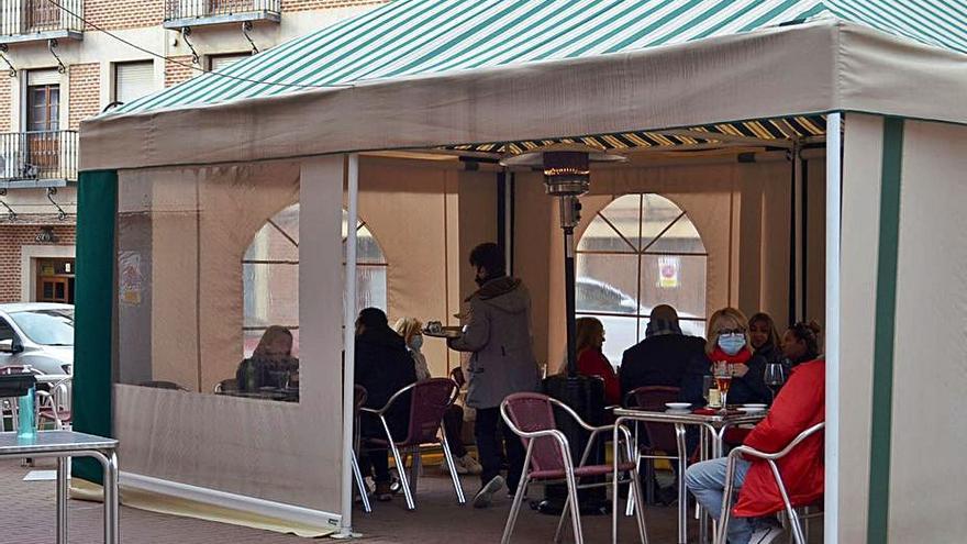 En la terraza del 2001 también cubiertos del frío y siguiendo las medidas de distanciamiento y mascarilla. | E. P.