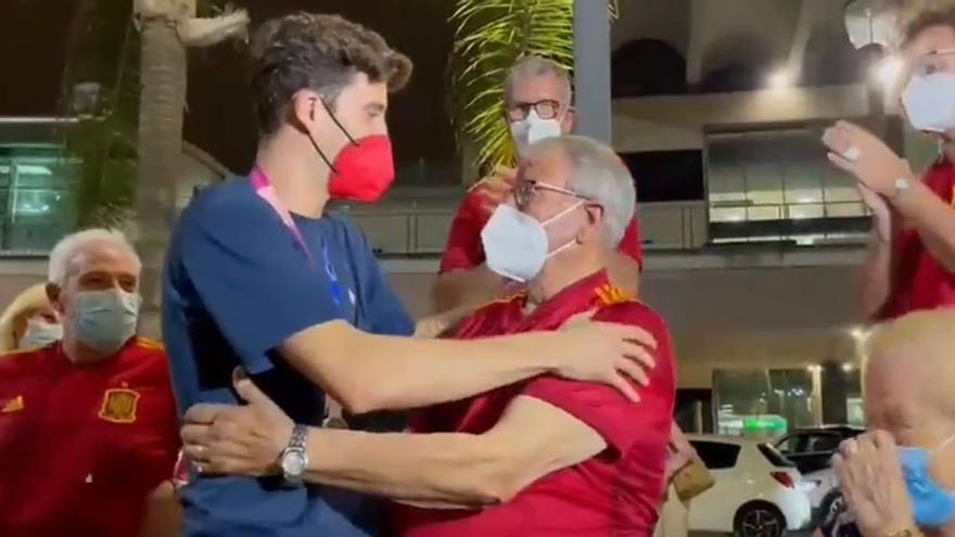Pau Torres se abraza a su abuelo a la salida de la terminal de Manises