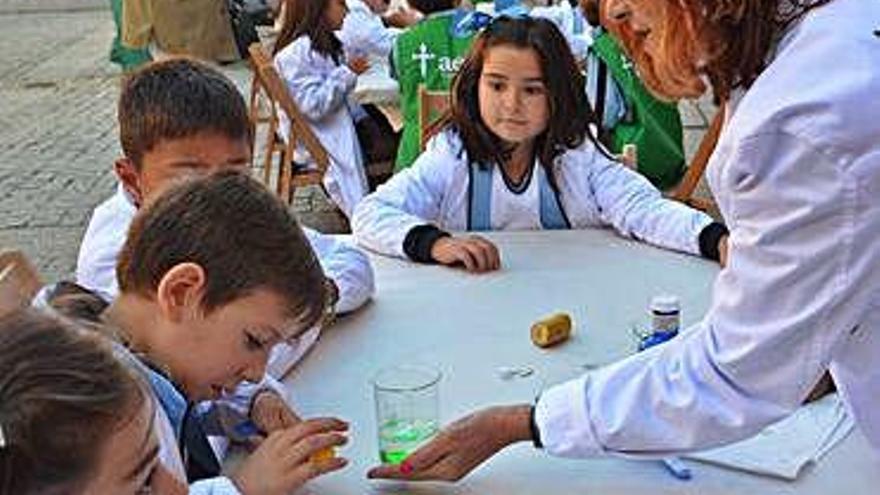 Uno de los niños realiza un experimento.