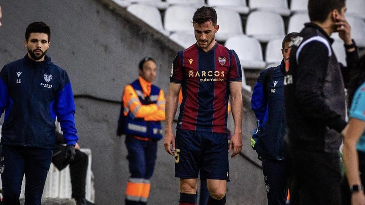 Sergio Postigo abandona lesionado el césped de El Sardinero