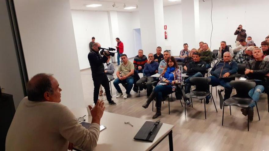 El segundo teniente de alcalde, Aitor Morrás, y, frente a él, en segunda fila, el primero por la derecha, Alejandro Cardell. | D. I.