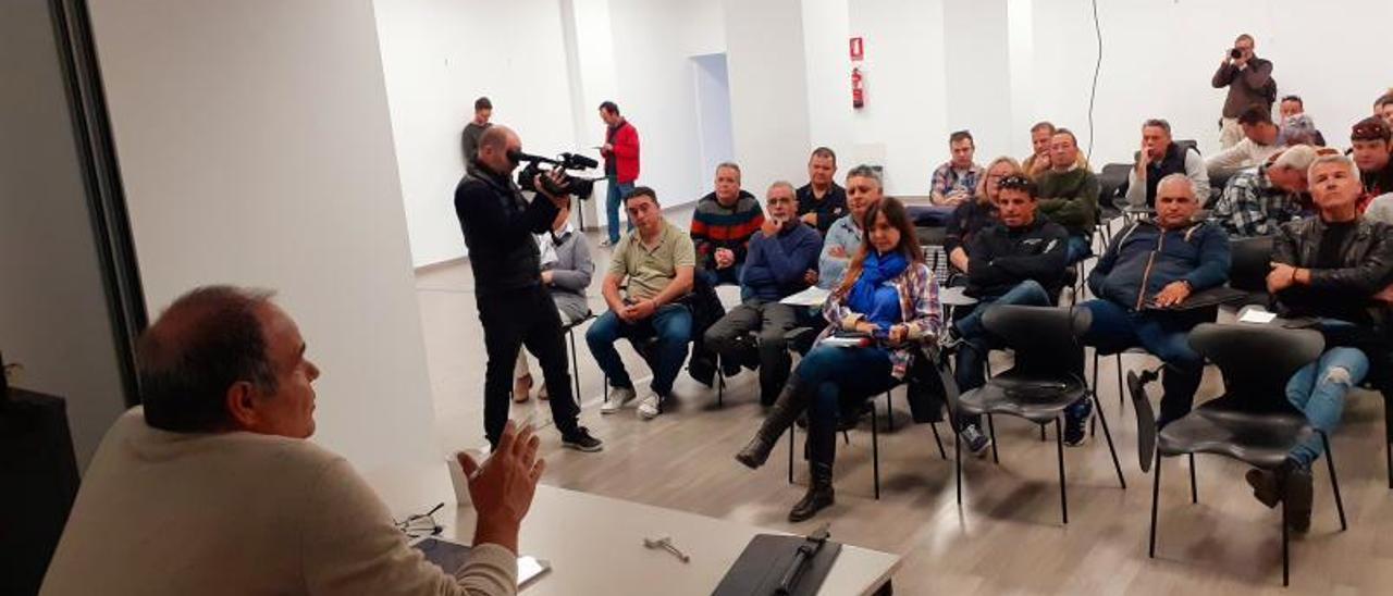 El segundo teniente de alcalde, Aitor Morràs, de espaldas, en una imagen de archivo en una reunión con taxistas de Eivissa. | D. I.