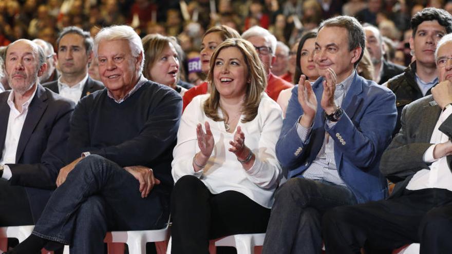 La candidata, envoltada d&#039;històrics dirigents del PSOE.