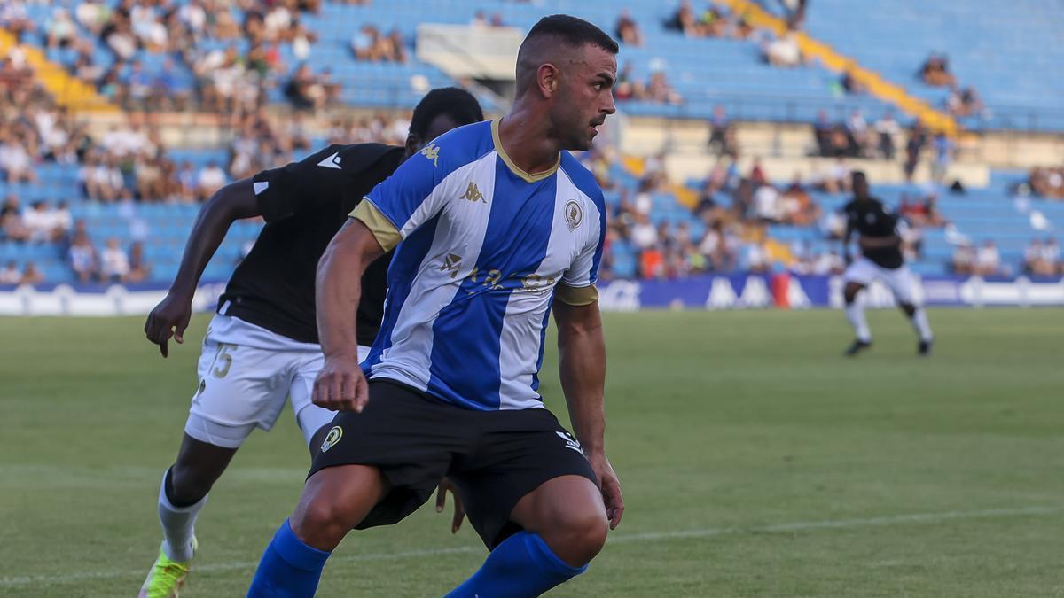 Ander Vitoria se gira buscando un compañero mientras protege la pelota.