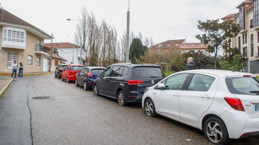 Pinchan las ruedas de más de 25 coches aparcados en Cambados