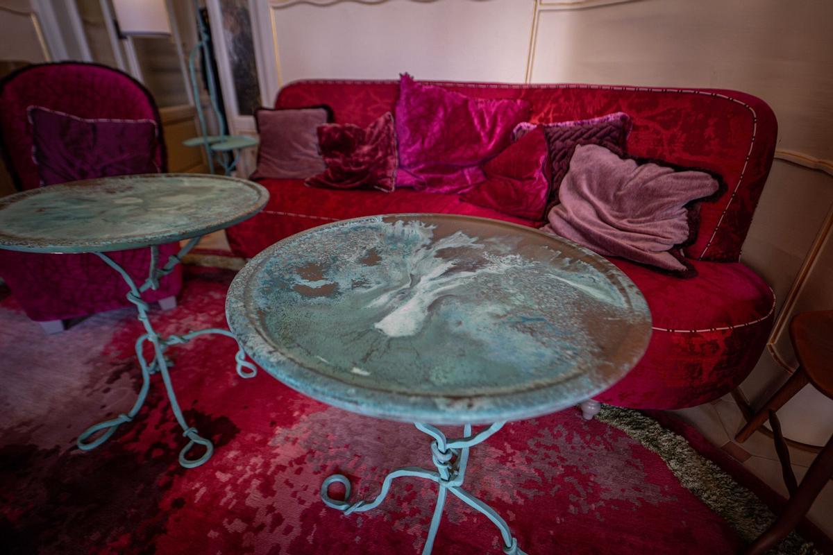 Detalle de los muebles y decoraciones en una de las salas que fueron presentadas este lunes en Casa Batlló.
