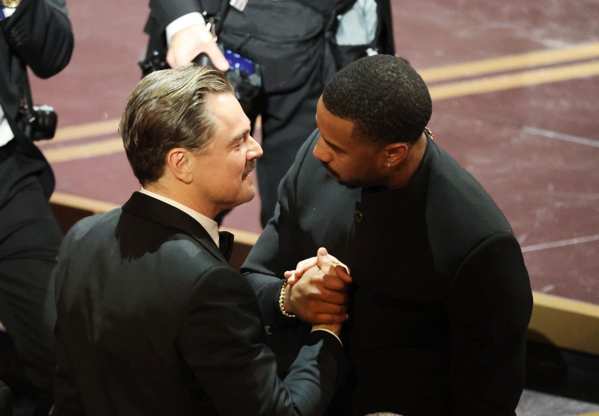 Leonardo DiCaprio y Michael B Jordan, durante la gala de los premios Oscar.