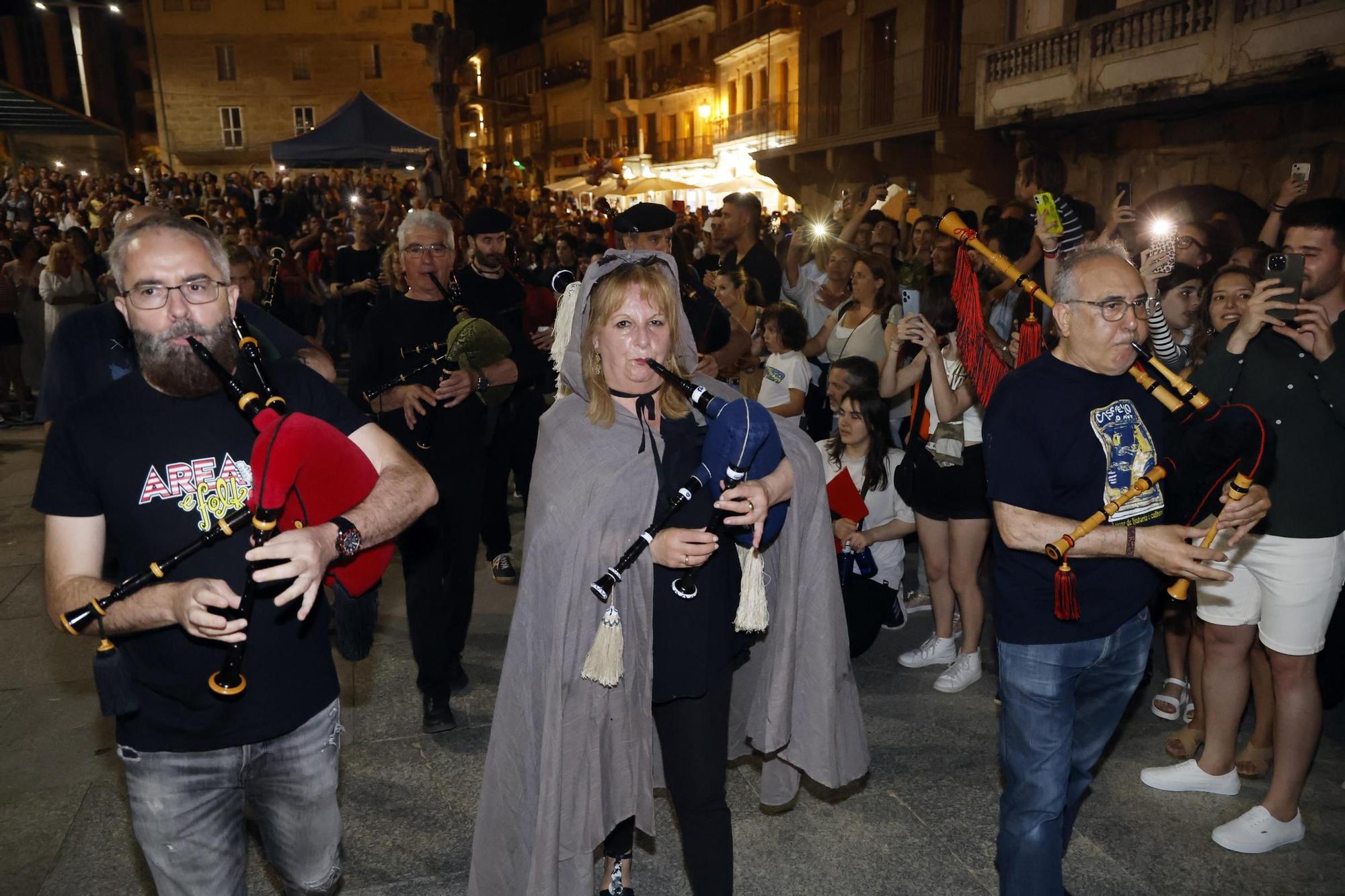 Ambientazo en las playas y plazas llenas para celebrar la noche meiga