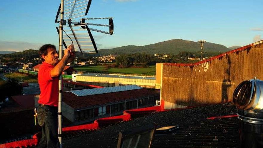 Antenista en un tejado de Vilagarcía. // I. Abella