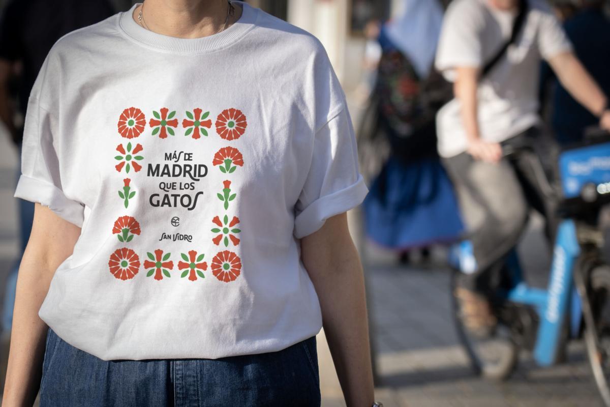 Este diseño muestra las diferentes fases del ciclo vital del clavel, y lo hace desde diferentes perspectivas permitiendo apreciar la flor más castiza de Madrid