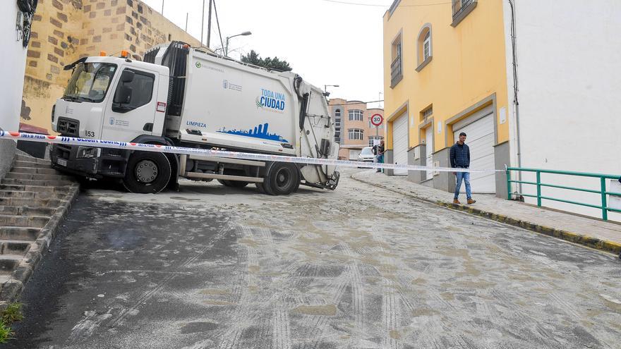 Un camión de la basura bloquea el acceso a Lugarejo