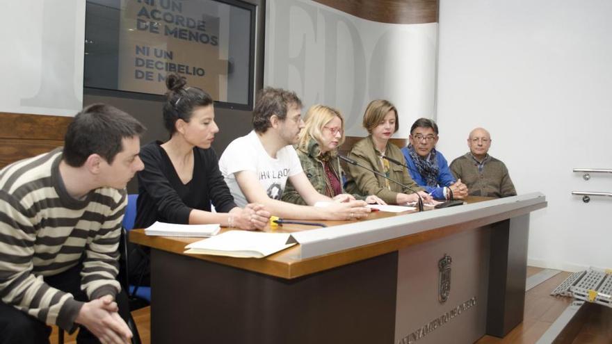 Rueda de prensa de músicos, apoyados por concejales de Oviedo en su protesta contra la prohibición de tocar en los bares.