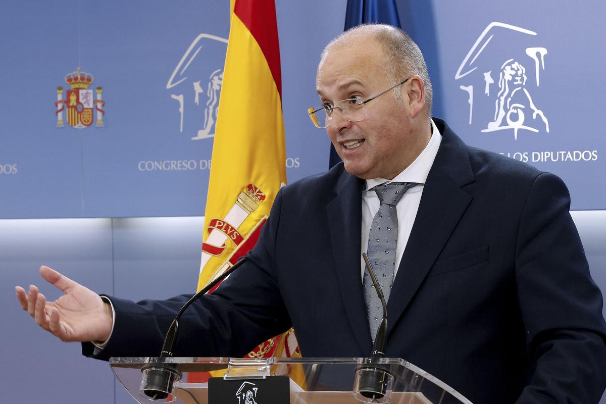 El portavoz parlamentario del PP, Miguel Tellado, ofrece una rueda de prensa.