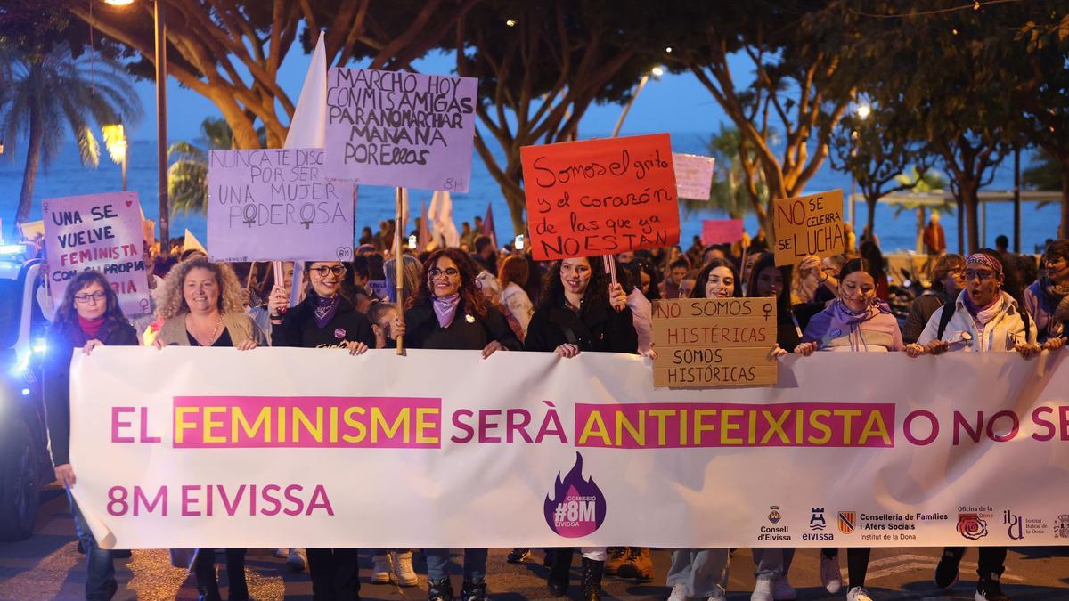 Cabecera de la manifestación del 8M en Ibiza