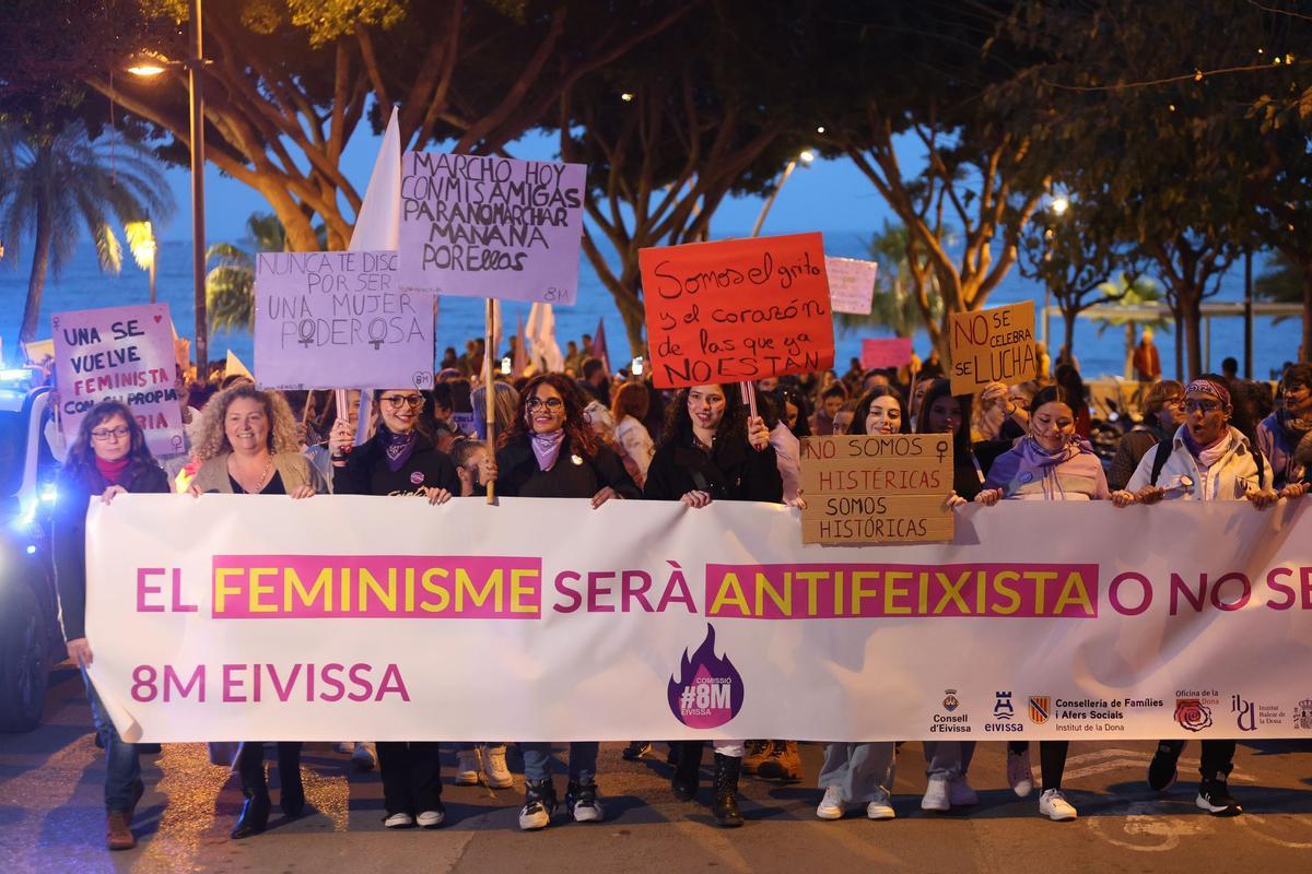 Cabecera de la manifestación del 8M en Ibiza