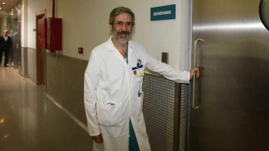 José Luis Guinot, ante el quirófano en el que trata casos de cáncer a diario. / abelardo comes