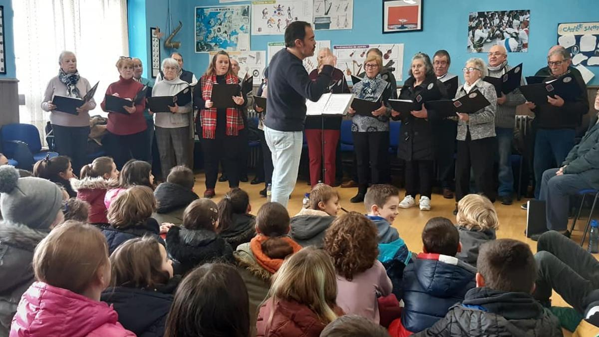 La Coral Polifónica, durante el concierto en el colegio de San Cucao