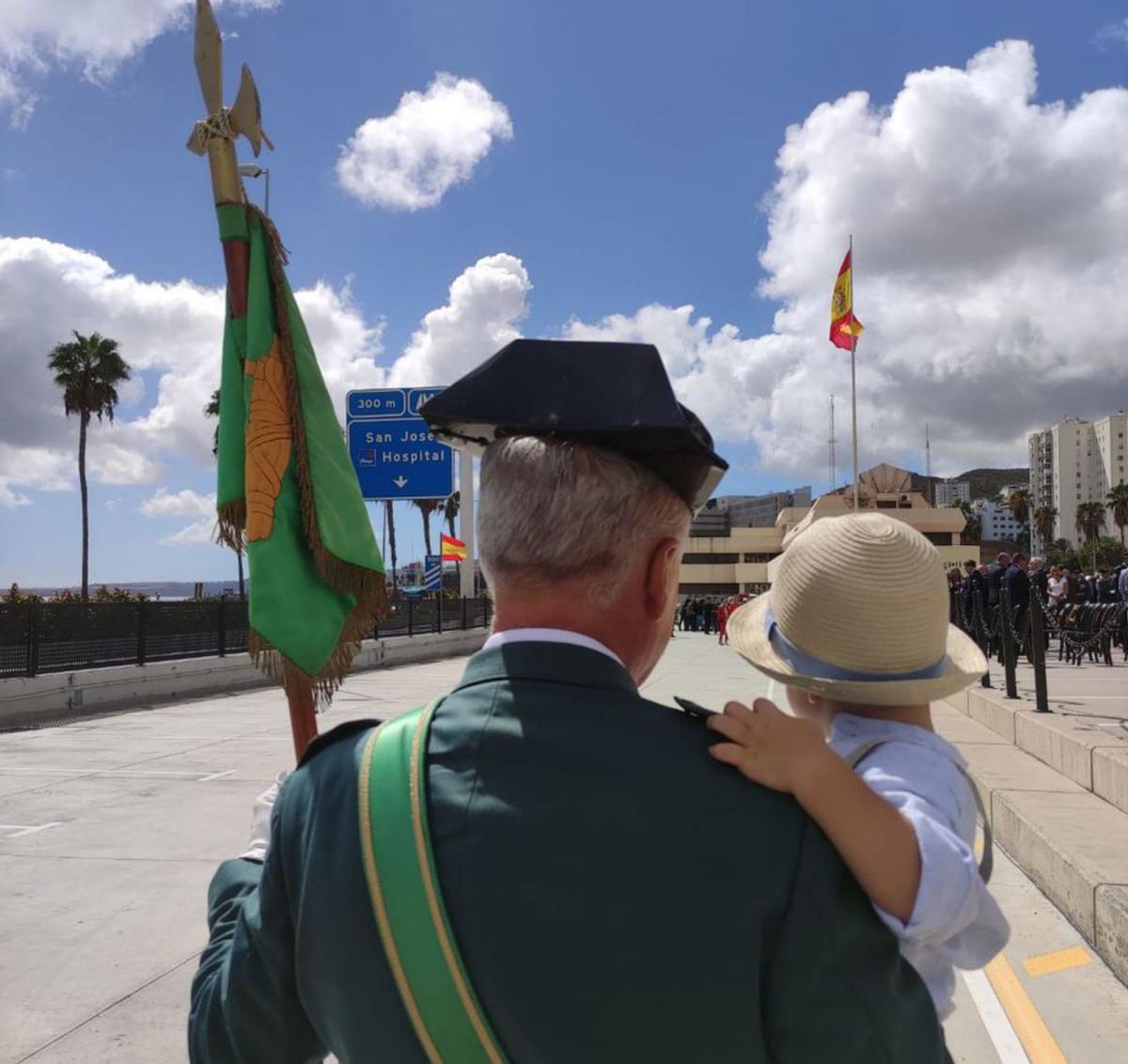 Con su nieto y el banderín de la Guardia Civil el pasado 12 de octubre.  | | LP/DLP