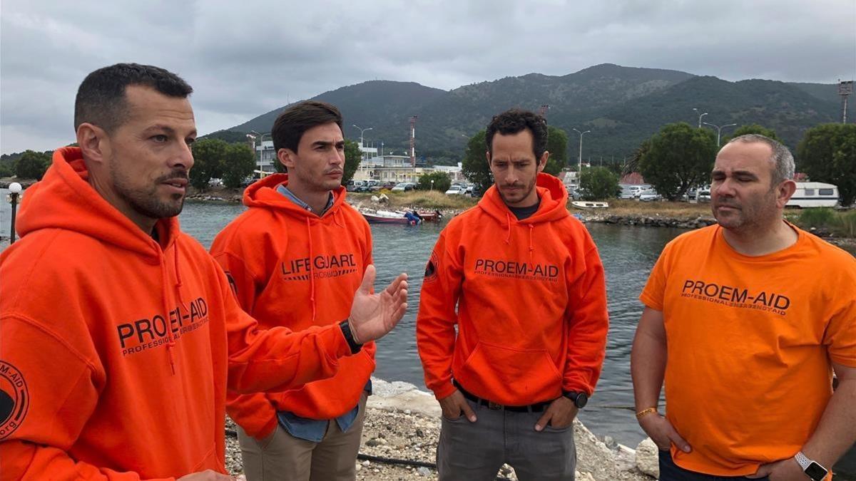 Los bomberos sevillanos, Manuel Blanco,  Julio Latorre y Quique Rodriguez, junto al presidente de Proem-Aid,  Jose Antonio Reina, hoy en Lesbos.