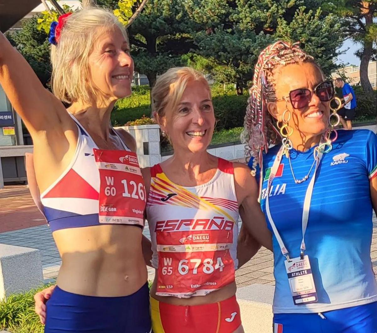 Esther Pedrosa con otras dos competidoras en el mundial de la localidad surcoreana Daegu