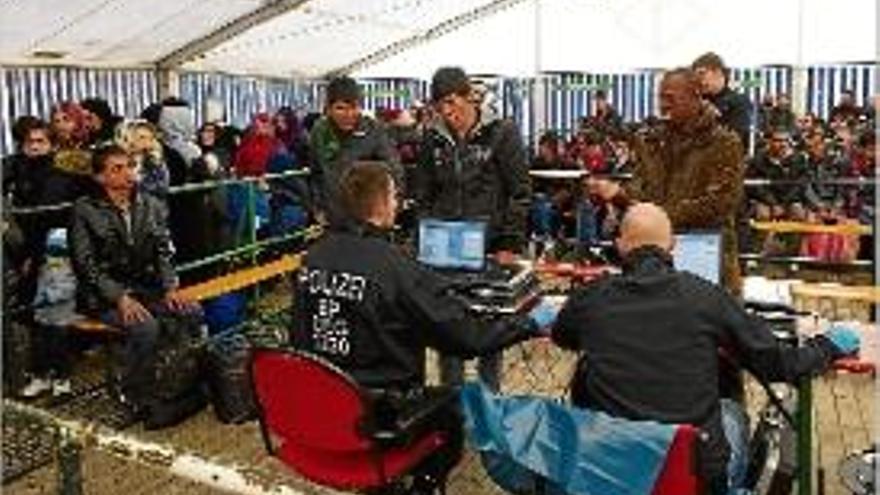 Desenes d&#039;immigrants es registren davant la Policia a Alemanya.