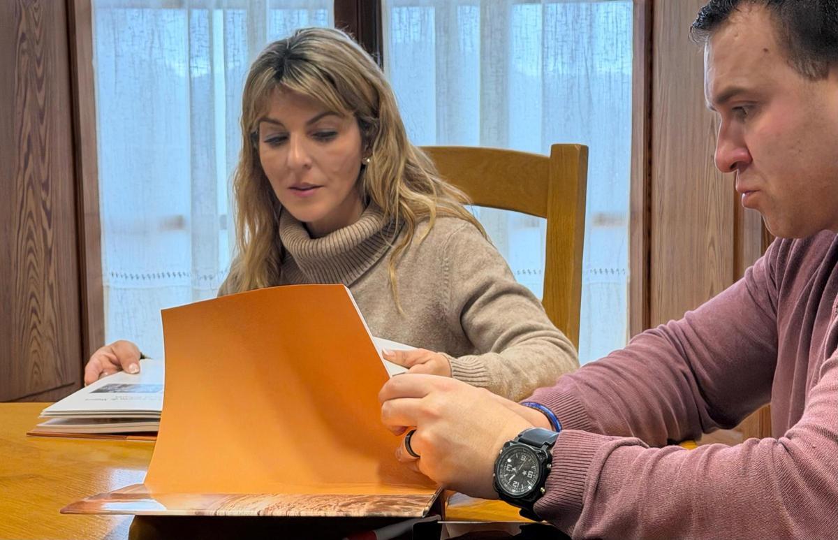 La alcalesa de Andratx, Estefanía Gonzalvo, junto a Antoni Nicolau, regidor Medio ambiente, Sostenibilidad y Protección Civil.