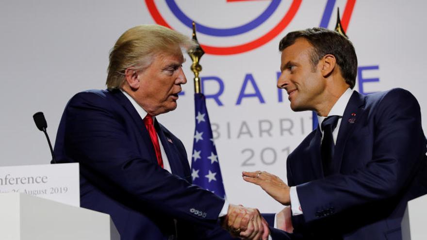 Donald Trump saluda a Emmanuel Macron.