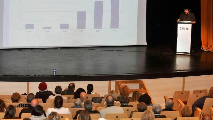 El doctor Ricardo Cuadra, durante la charla.