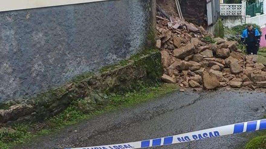 El muro lateral de una casa abandonada en Elviña, en A Coruña, se derrumba por la lluvia