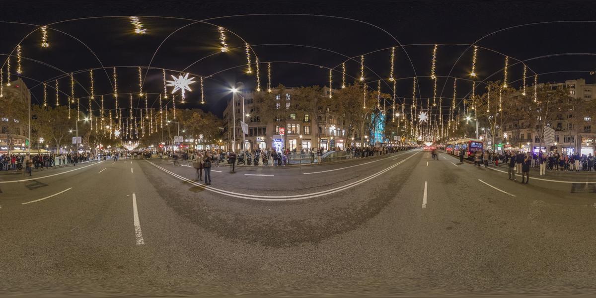 Encendido de las luces de navidad delante de la casa Batlló en 360º
