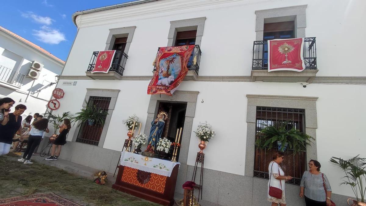 Uno de los altares montados en Villanueva de Córdoba.