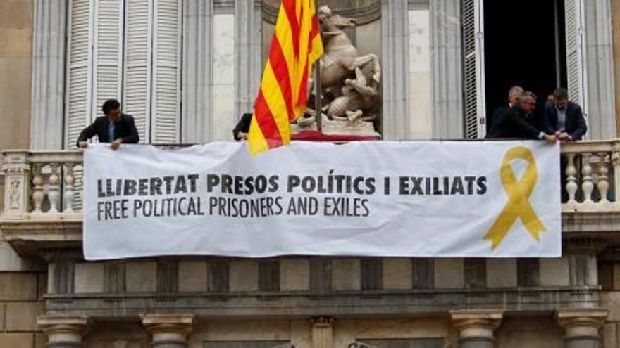 Generalitat Llaç groc i pancarta pels presos