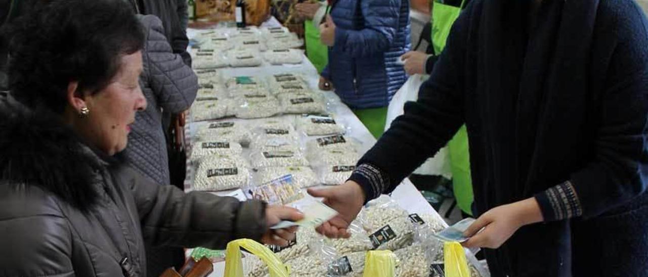 Ambiente en la última edición de la Feria de les Fabes en Argüelles (Siero).