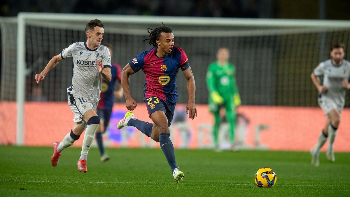 Koundé inicia una jugada de ataque durante el Barça-Osasuna de Montjuïc.
