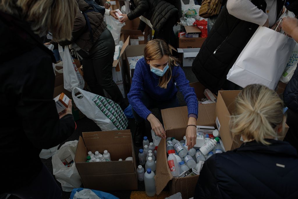 Más de un centenar de personas se reúnen en Cartagena para donar medicamentos y comida