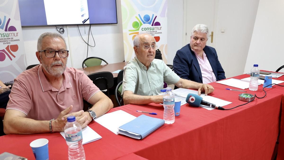 De izquierda a derecha, Antonio del Campo, Francisco García y Roberto Barceló, este miércoles en la sede de Consumur.
