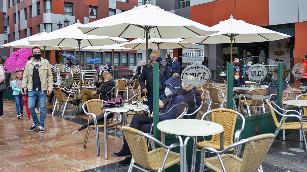 Nacho Cuesta y Alfredo Canteli,  en una terraza hostelera junto  al Fontán. | LNE