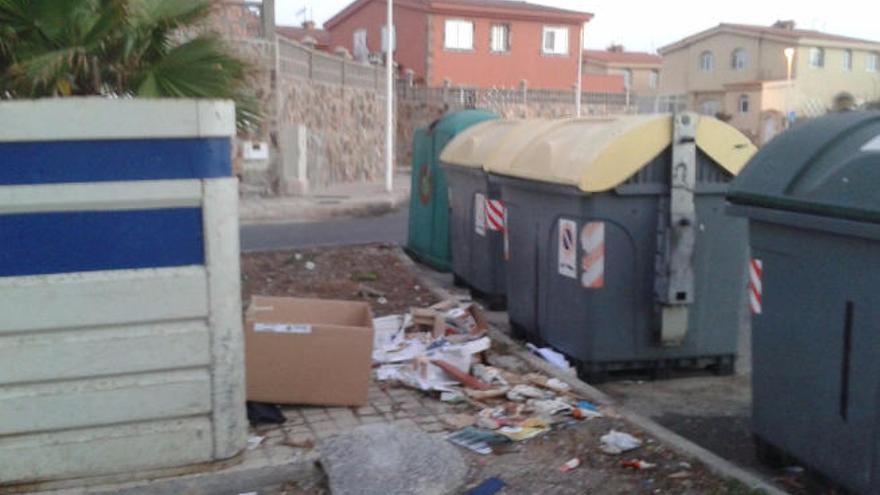 Quejas vecinales por la basura sin recoger en Hoya Pozuelo