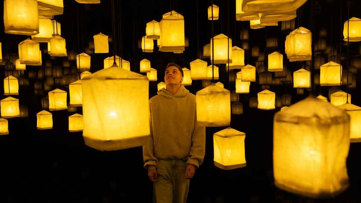 Una de las salas de IKONO Barcelona, con la luz como protagonista.