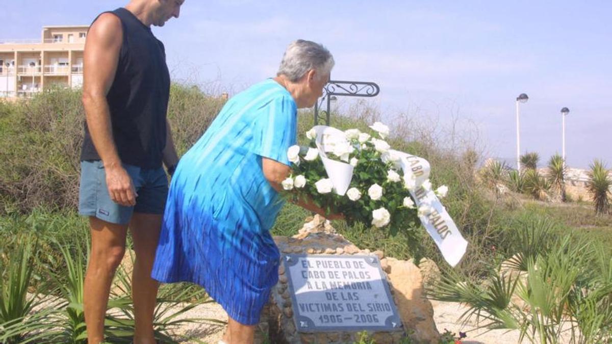 Placa en memoria a los fallecidos en el naufragio del Sirio