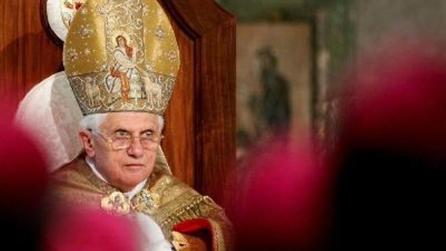 El papa Benedicto XVI lee la Víspera en la Basílica del Santo Sepúlcro de la Inmaculada Concepción, en Washington